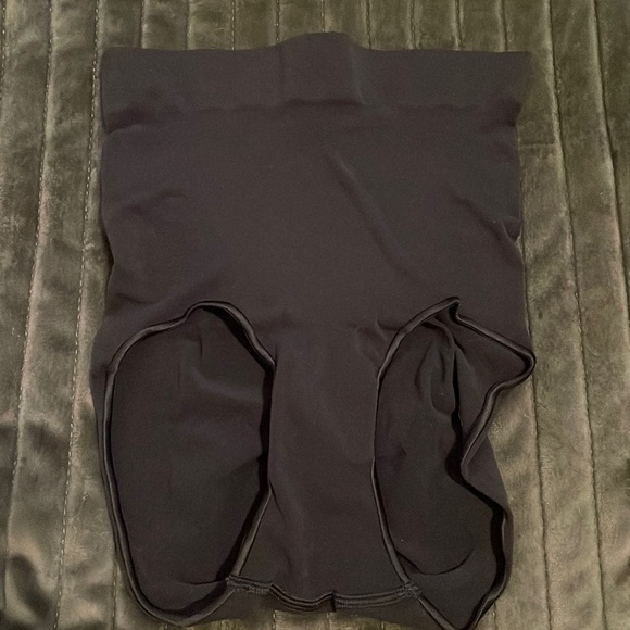 SKIMS SEAMLESS SCULPT MID WAIST BRIEF - ONYX - Picture 2 of 8